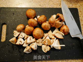 猪骨菌菇汤的做法步骤：3