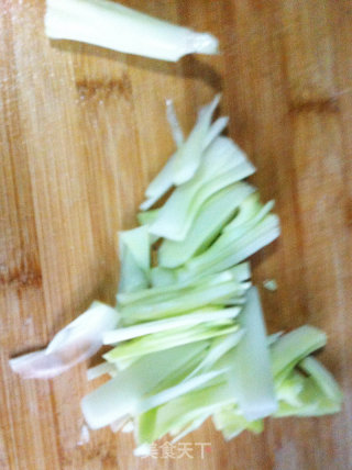 泡椒花菜梗的做法步骤：1