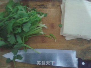 东北小吃之一——香菜干豆腐卷的做法步骤：1