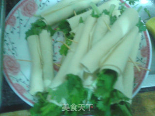 东北小吃之一——香菜干豆腐卷的做法步骤：2