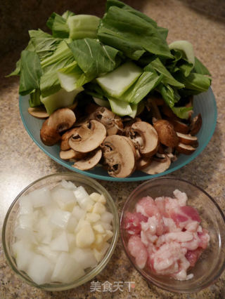 青菜蘑菇炒肉片的做法步骤：1