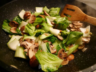 青菜蘑菇炒肉片的做法步骤：4