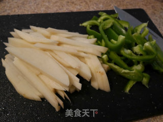 家常土豆炒青椒的做法步骤：1
