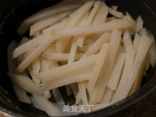 家常土豆炒青椒的做法步骤：2