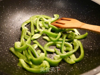 家常土豆炒青椒的做法步骤：3