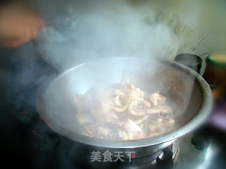 小公鸡炖青萝卜的做法步骤：1