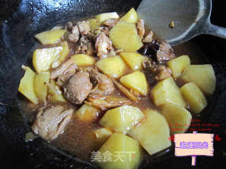 鸭腿啤酒炖土豆的做法步骤：6