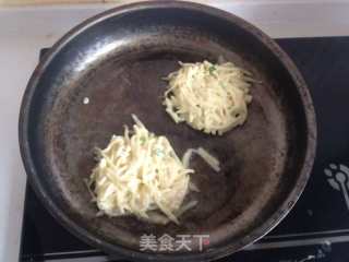 土豆丝饼的做法步骤：4