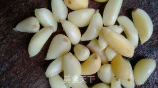 五花肉焖蒜头的做法步骤：1