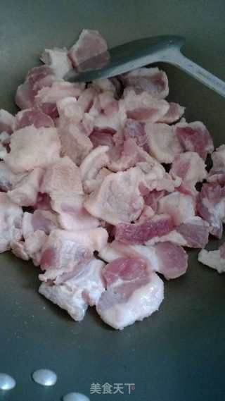 五花肉焖蒜头的做法步骤：2
