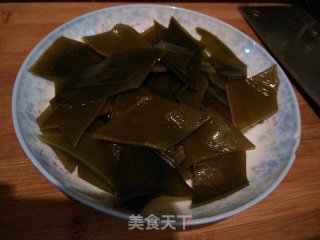 莲藕海带筒骨汤的做法步骤：2