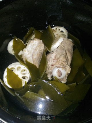莲藕海带筒骨汤的做法步骤：3