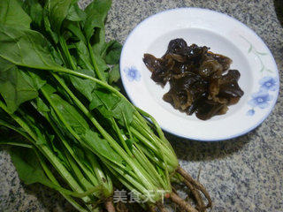 黑木耳拌菠菜的做法步骤：1