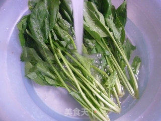 黑木耳拌菠菜的做法步骤：2