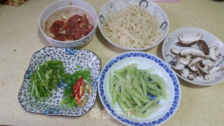 肉丝炒面的做法步骤：1