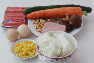 蟹足蛋包饭----给米饭穿新衣的做法步骤：1