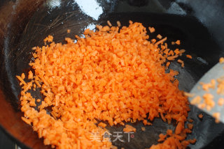 蟹足蛋包饭----给米饭穿新衣的做法步骤：4