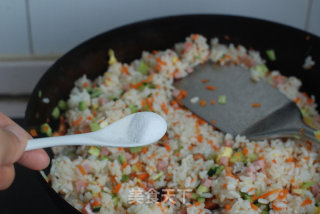 蟹足蛋包饭----给米饭穿新衣的做法步骤：14