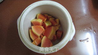 冰糖雪耳炖木瓜的做法步骤：2