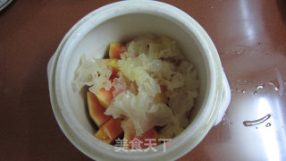冰糖雪耳炖木瓜的做法步骤：3