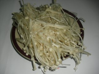 金针菇鲫鱼汤的做法步骤：2