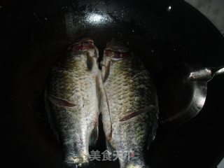 金针菇鲫鱼汤的做法步骤：4