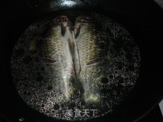 金针菇鲫鱼汤的做法步骤：5