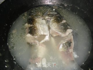 金针菇鲫鱼汤的做法步骤：6