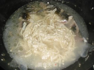 金针菇鲫鱼汤的做法步骤：7