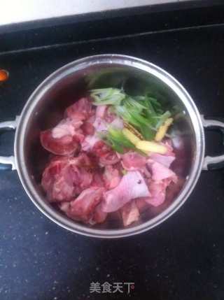 土豆焖鸡块的做法步骤：2