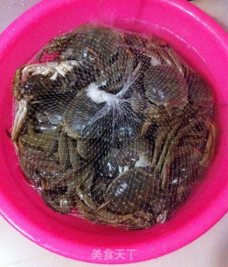 紫苏蒸大闸蟹的做法步骤：1