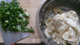 营养早餐，豆浆、豆渣葱花饼的做法步骤：1