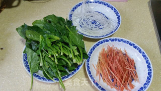 菠菜红萝卜丝拌粉条的做法步骤：1