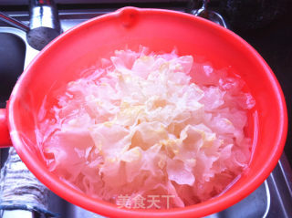 枸杞银耳莲子羹的做法步骤：1