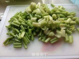 家常菜芹菜炒五花肉的做法步骤：1