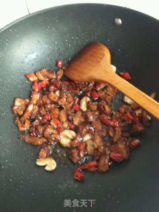 家常菜芹菜炒五花肉的做法步骤：4