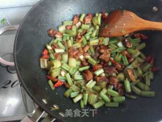 家常菜芹菜炒五花肉的做法步骤：5