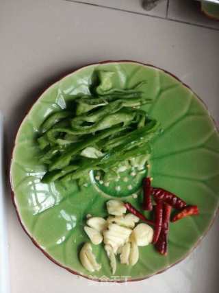 简单版家常菜青豆炒肉的做法步骤：1