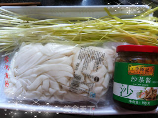 沙茶酱炒河粉的做法步骤：1