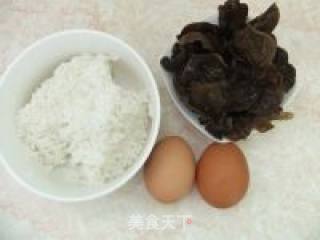 小植菜谱丨清肺清肠道，天天心舒畅——木耳鸡蛋炒饭的做法步骤：1