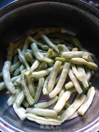 干煸四季豆的做法步骤：1