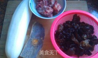 萝卜云耳骨头汤的做法步骤：1