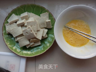 媲美臭豆腐油炸豆腐加自制酱料的做法步骤：1
