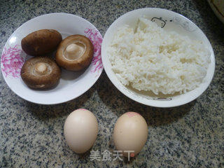 鸡蛋香菇炒饭的做法步骤：1