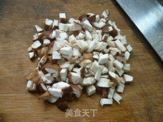 鸡蛋香菇炒饭的做法步骤：2