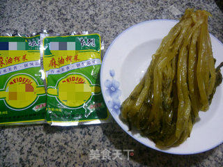 榨菜炒雪菜的做法步骤：1