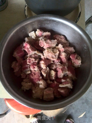 牛肉炖土豆的做法步骤：1