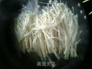 辣椒油金针菇的做法步骤：2