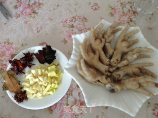 酱香鸡爪的做法步骤：1