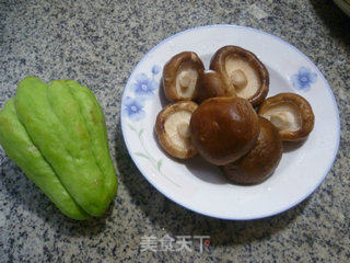 香菇炒佛手瓜的做法步骤：1